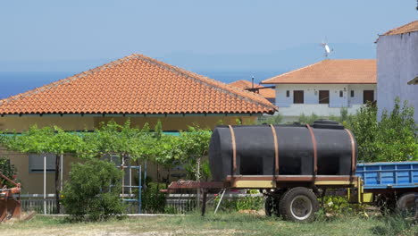 Wassertank-Auf-Dem-Hinterhof-Des-Hauses