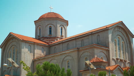 Iglesia-Cristiana-Moderna-Con-Sistema-De-Iluminación-De-Baterías-Solares.