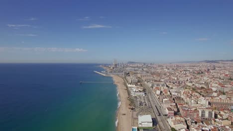 Vista-Aérea-De-La-Playa,-Ferrocarriles-Marítimos-Y-Hoteles-Barcelona-España