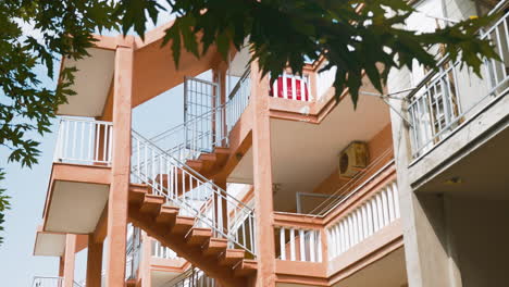 Escaleras-Exteriores-Entre-Niveles-De-Casa-De-Varios-Pisos.