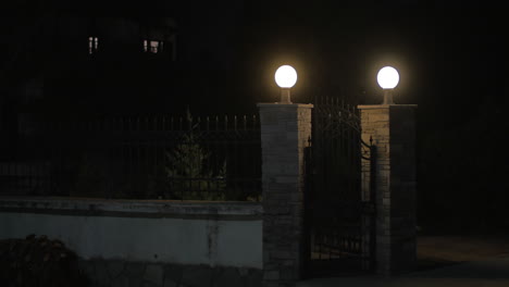 Puerta-De-Hierro-Forjado-En-La-Noche