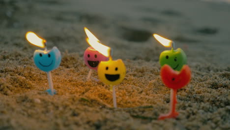 Brennende-Kerzen-Mit-Lächelnden-Gesichtern