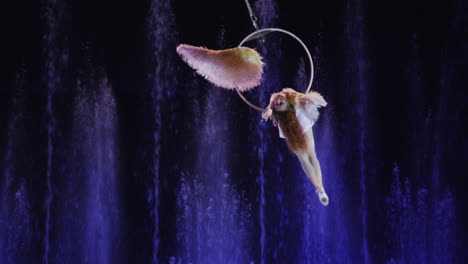 Nahaufnahme-Eines-Luftdarstellers,-Der-Akrobatische-Darbietungen-Vor-Farbenfrohen-Springbrunnen-Macht,-Akrobatik,-Moskau,-Russland