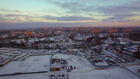 Flug-über-Industriegebiet-Mit-Häusern-In-Der-Ferne-St.-Petersburg-Russland