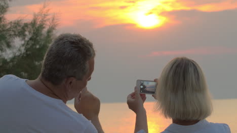 Gente-Fotografiando-La-Puesta-De-Sol-Del-Mar-En-Teléfonos-Inteligentes.