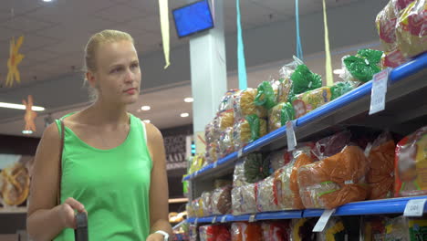 Frau-Kauft-Brot-Im-Supermarkt