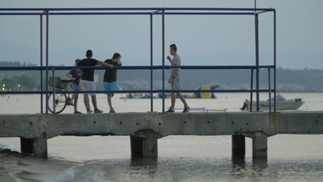 Teenager-Gruppe-Auf-Dem-Pier