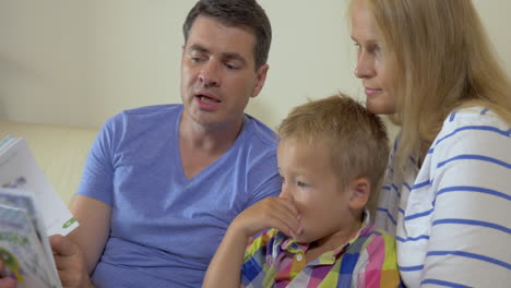 Familia-Leyendo-Cuentos-De-Hadas-Libro-Juntos