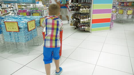 Niño-Con-Carrito-De-Compras-En-La-Tienda