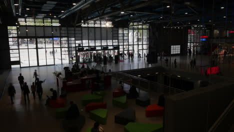 Timelapse-De-Personas-En-El-Salón-Del-Centro-Pompidou