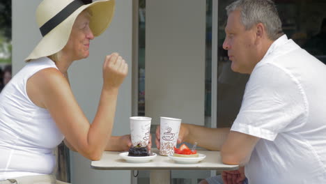 Pareja-Mayor-Tomando-Postres-Y-Café-En-La-Cafetería