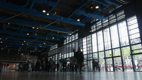 Timelapse-De-Turistas-En-La-Entrada-Del-Centro-Pompidou