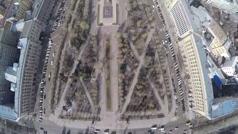 Flying-over-the-central-city-square-with-monument