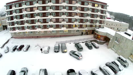 Volando-Sobre-El-Coche-Saliendo-Del-Parking-Del-Hotel