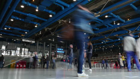 Zeitraffer-Von-Menschen,-Die-Im-Centre-Pompidou-Spazieren-Gehen