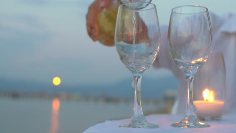 Wein-In-Gläser-Am-Meer-Einschenken