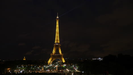 Zeitraffer-Des-Eiffelturms-Im-Goldenen-Licht-Bei-Nacht