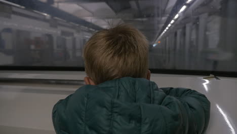 Kind-Reist-In-Der-U-Bahn
