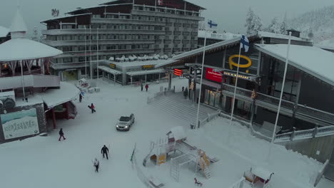 Toma-Aérea-Del-Centro-De-Esquí-Ruka-En-Kuusamo-Finlandia