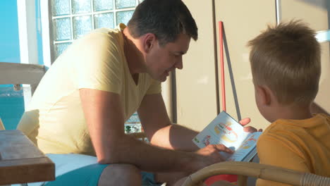 Padre-Leyendo-Un-Libro-A-Su-Pequeño-Hijo