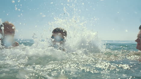 Eltern-Und-Sohn-Haben-Spaß-Im-Wasser