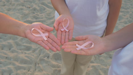 Drei-Hände-Halten-Ein-Band-Zur-Aufklärung-über-Brustkrebs