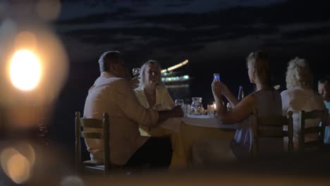 Fotografieren-Beim-Familienessen-Am-Strand