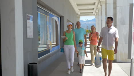 Gran-Familia-Entrando-Al-Supermercado