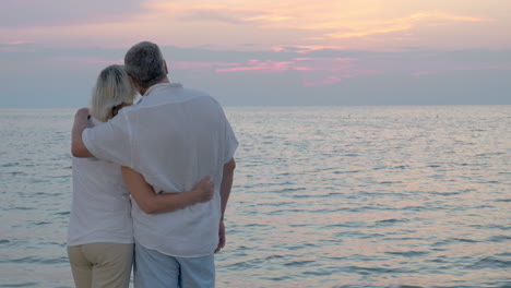 Liebendes-älteres-Paar,-Das-Die-Abendliche-Meereslandschaft-Genießt