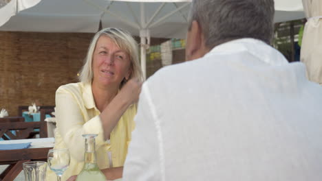 Pareja-Mayor-Habiendo-Emocionado-Hablar-En-El-Café-De-Verano