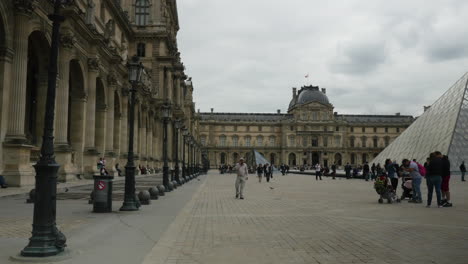 Hiperlapso-De-Tráfico-De-Personas-Por-El-Louvre-París