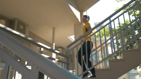 Hombre-Bajando-Las-Escaleras-Para-Entrenar-Al-Aire-Libre