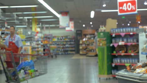 Defokussierung-Von-Menschen,-Die-Im-Supermarkt-Einkaufen