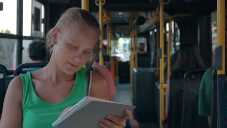 Mujer-Joven-Entretenida-Con-Pad-Durante-El-Viaje-En-Autobús.