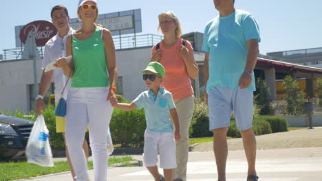 Der-Familienbesuch-Im-Supermarkt-Ist-Vorbei