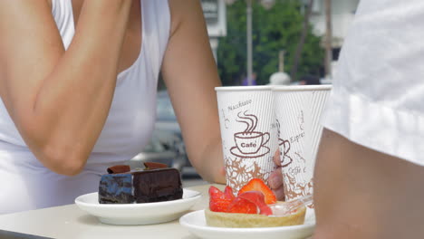 Menschen-Essen-Desserts-Und-Trinken-Kaffee-Im-Café