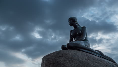 Timelapse-De-Nubes-Sobre-La-Estatua-De-La-Sirenita