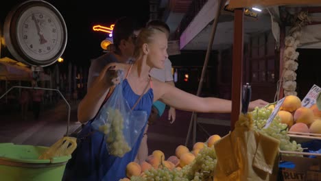 Familia-Comprando-Fruta-En-El-Mercado-Callejero