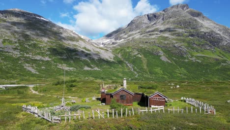 Cabaña-Cabaña-Bungalow-En-El-Parque-Nacional-Reinheimen-Durante-El-Verano-En-Noruega,-Escandinavia