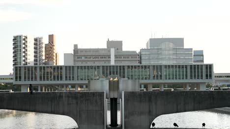 Flamme-Des-Friedens,-Denkmal-Für-Die-Opfer-Der-Atombombe-Im-Hiroshima-Peace-Memorial-Park-Mit-Peace-Memorial-Museum-Im-Hintergrund