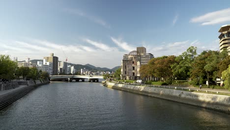 Vista-Estática-Del-Río-Motoyasu-Con-La-Cúpula-De-La-Bomba-Atómica-Al-Fondo.