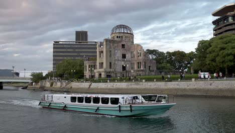 Aqua-Net-Fähre,-Die-Am-Motoyasu-Fluss-Entlang-Der-Atombombenkuppel-In-Hiroshima-Vorbeifährt