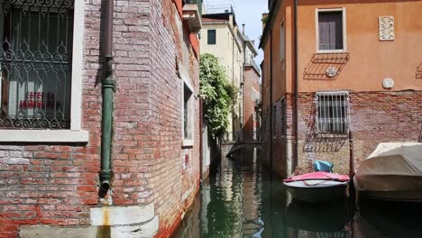 Friedliche-Gasse-Zwischen-überfüllten-Kanälen-Von-Venedig,-Italien