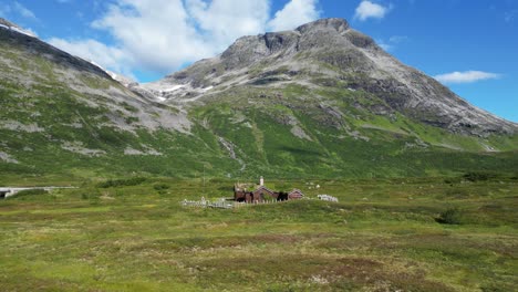 Cabaña-En-El-Parque-Nacional-Reinheimen-Durante-El-Verano-En-Noruega,-Escandinavia