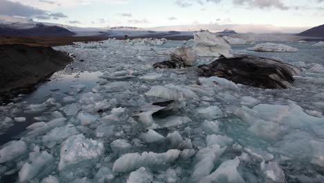Alarming-melted-ice-floes-and-icebergs-in-glacier-lake-Jokulsarlon,-Iceland