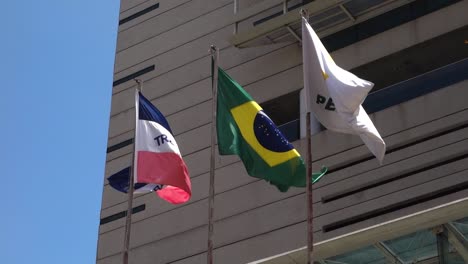 Bandera-De-La-Compañía-Petrobras,-Bandera-Brasileña-Y-Bandera-Del-Estado-De-Espíritu-Santo-Ondeando-En-El-Viento