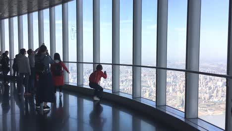 Interior-De-La-Torre-De-Shanghai-En-La-Plataforma-De-Observación-Con-Turistas-Mirando-El-Panorama-De-La-Mega-Ciudad-En-Cámara-Lenta
