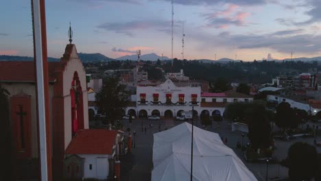 Esta-Impresionante-Fotografía-Fue-Capturada-Por-Un-Dron-En-El-Pintoresco-Pueblo-De-Amoloya,-Mostrando-La-Inmaculada-Arquitectura-Blanca-En-Ecatepec-De-Morelos,-México.