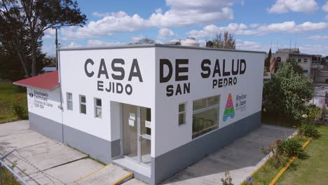 Ein-Wunderschön-Errichtetes-Kleines-Gesundheitszentrum-Präsentiert-Die-Makellose-Weiße-Architektur-Der-Stadt-Vor-Dem-Mit-Flauschigen-Weißen-Wolken-Geschmückten-Himmel-In-Ecatepec-De-Morelos,-Mexiko
