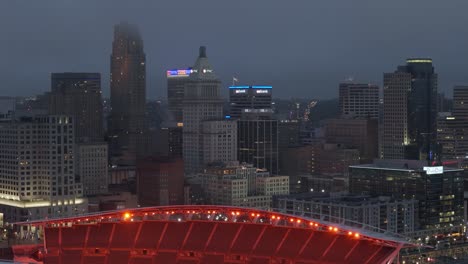 Antena-Del-Estadio-Paycor-Con-Vistas-A-La-Ciudad-De-Cincinnati-Por-La-Noche,-Panorámica-Hacia-La-Derecha